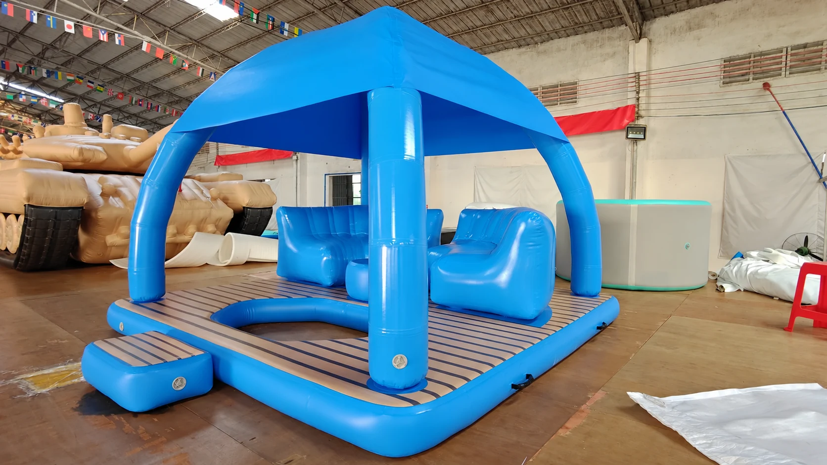 Salon flottant bleu à toit arrondi, assises courbes et ouverture dans le pont